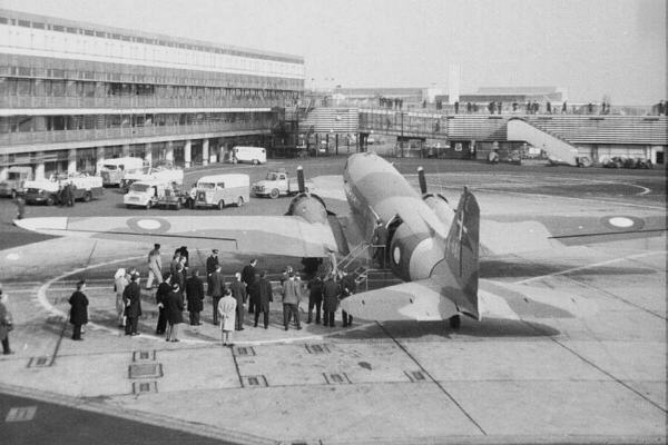 Sister plane unloading royal pax 1966 Sister plane unloading royal pax 1966