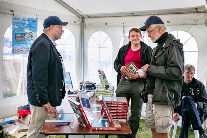 Ole Steen Hansen signerer bøger Ole Steen Hansen signerer bøger