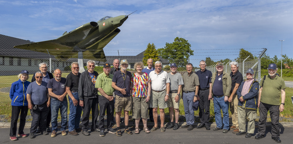 Deltagerne på turen foran Saab F-35 Draken ved Flyvestation Karup
